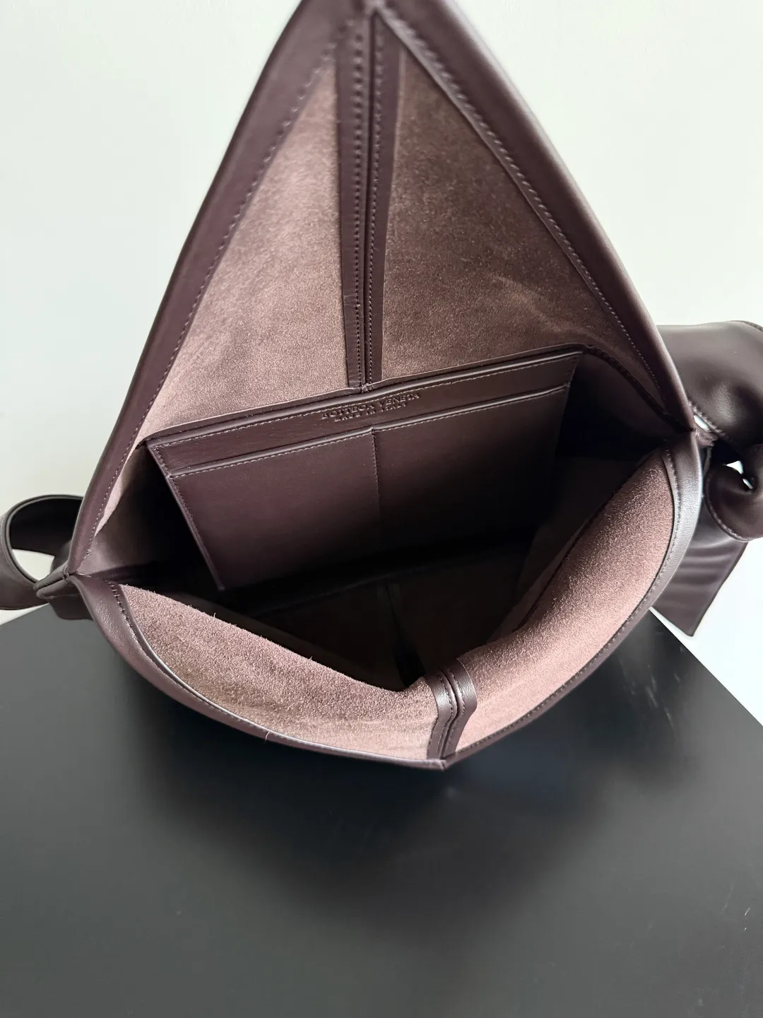 Batch 2220 Bottega Veneta small Sawyer leather model, but still light and soft, the straps can be knotted to adjust the length. Durable and large in capacity, it meets my extremely high standards for small carry-on bags. The texture of cowhide is really amazing, and it can be easily matched with both business and leisure. This bag is a Sawyer Bag that is interpreted with triangles and geometric circles👜. Its soft but indestructible appearance constitutes its fashionable beauty. You can freely adjust the length of the backpack😊No matter how complicated the world is, as long as there is a bag with you, everything will become better, and it is easy for boys and girls to control it! Style number: 815807 Size: 25*17*12cm